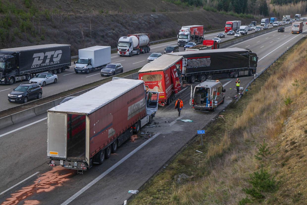 Pforzheim Schwerer LKWUnfall auf A8 Radio Regenbogen