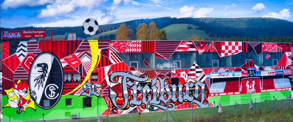 Titisee-Neustadt: SC Freiburg Fans kleiden Lagerhalle ein - Regenbogen