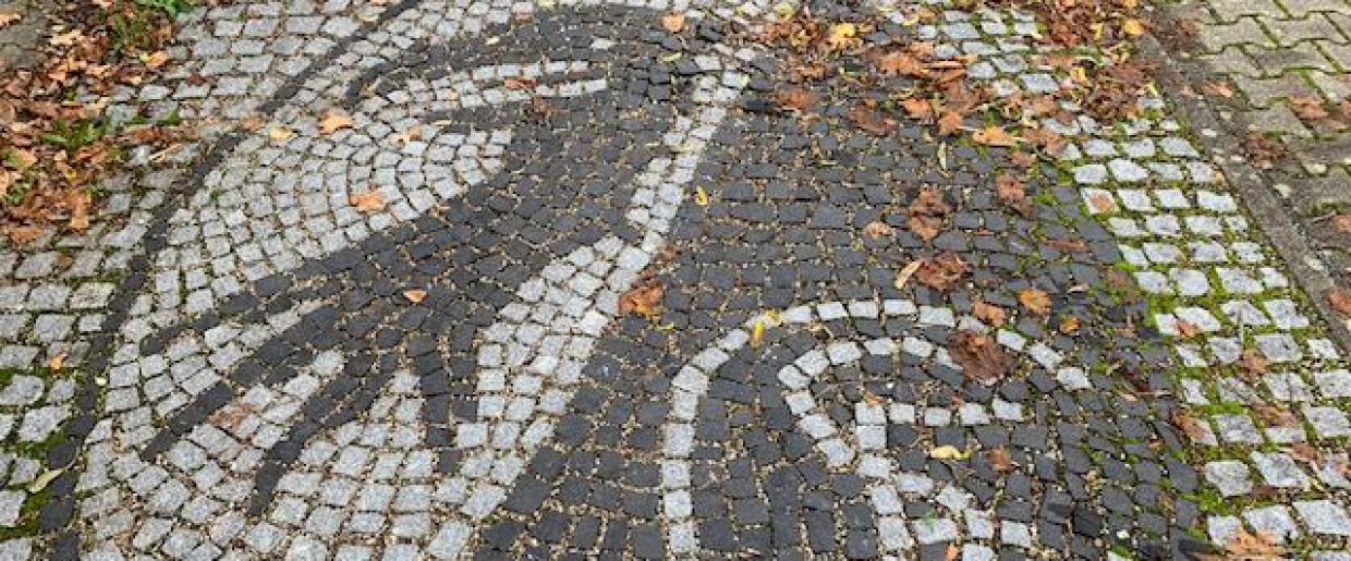 Kirchzarten: SC Freiburg Fans pflastern Parkplatz mit Wappen - Regenbogen