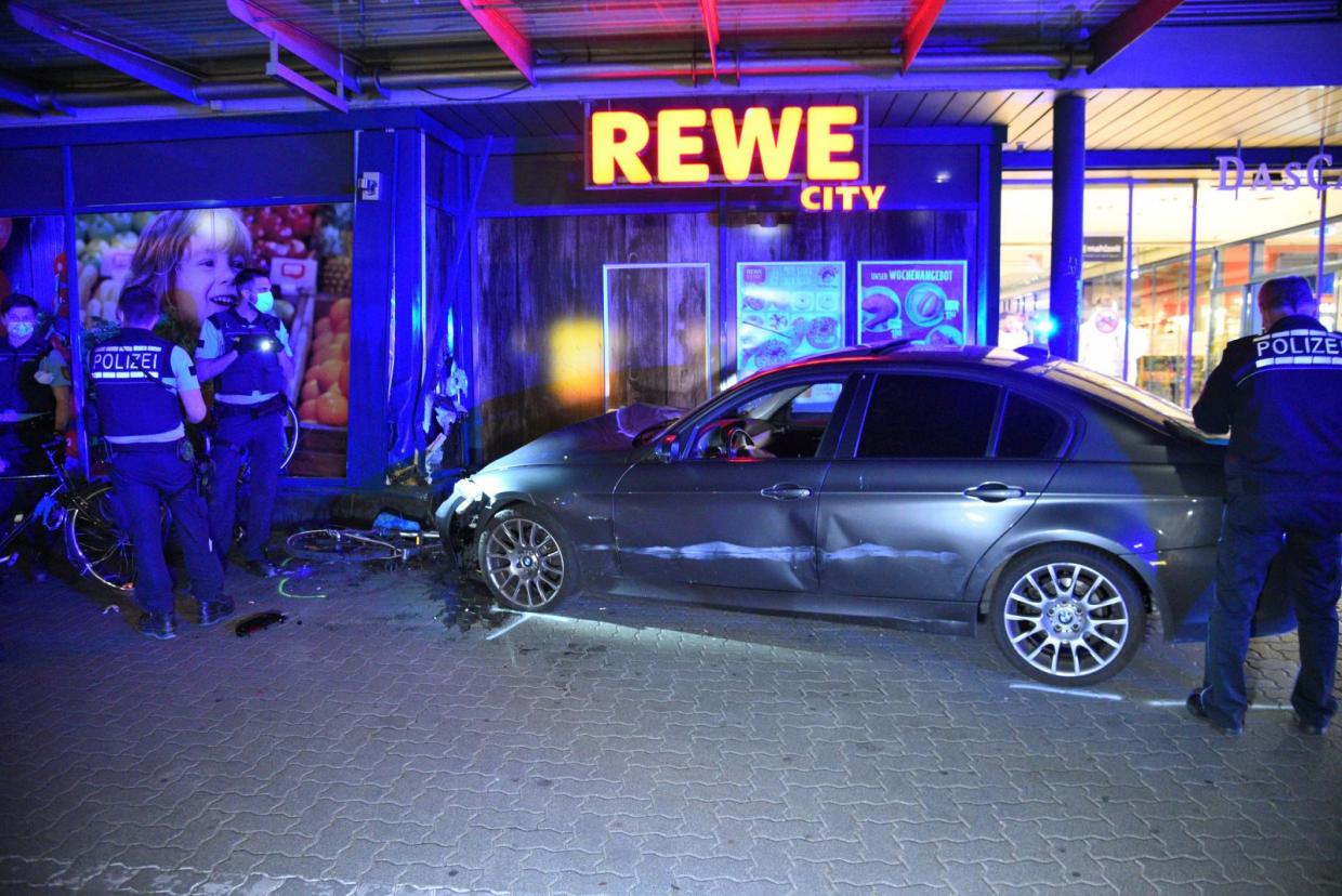 Heidelberg Auto fährt in Einkaufszentrum Radio Regenbogen