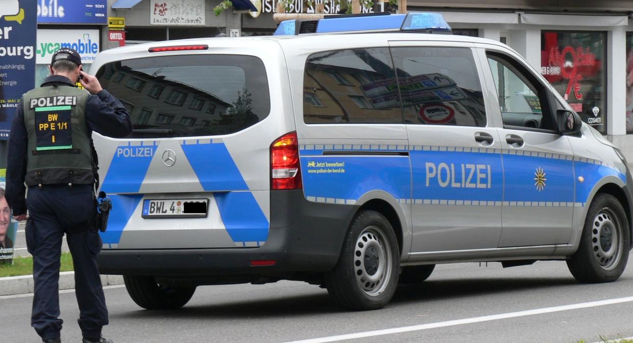 Freiburg Auto prallt beim Abbiegen gegen Straßenbahn