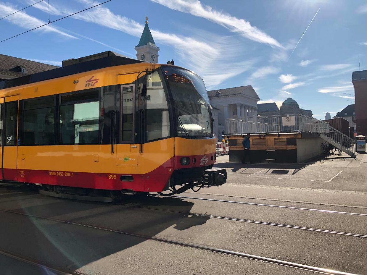 Karlsruhe: S-Bahn fährt ungebremst über Kreuzung - Regenbogen