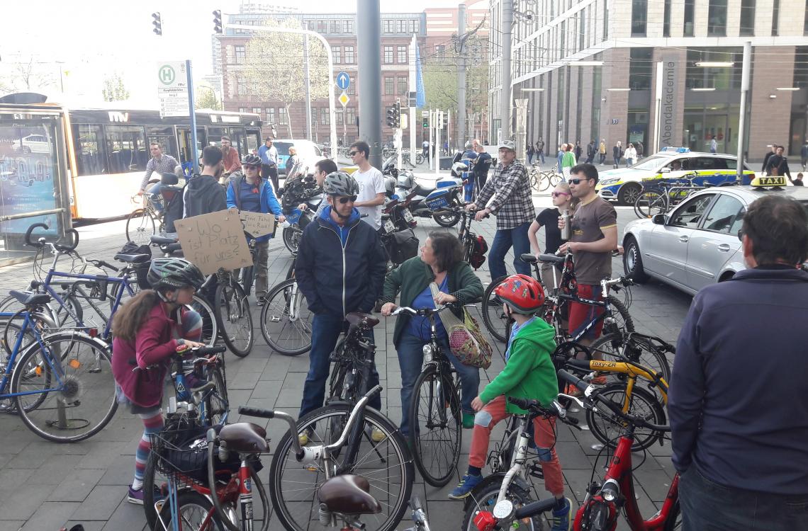 Fahrrad Flashmob in Mannheim Radio Regenbogen