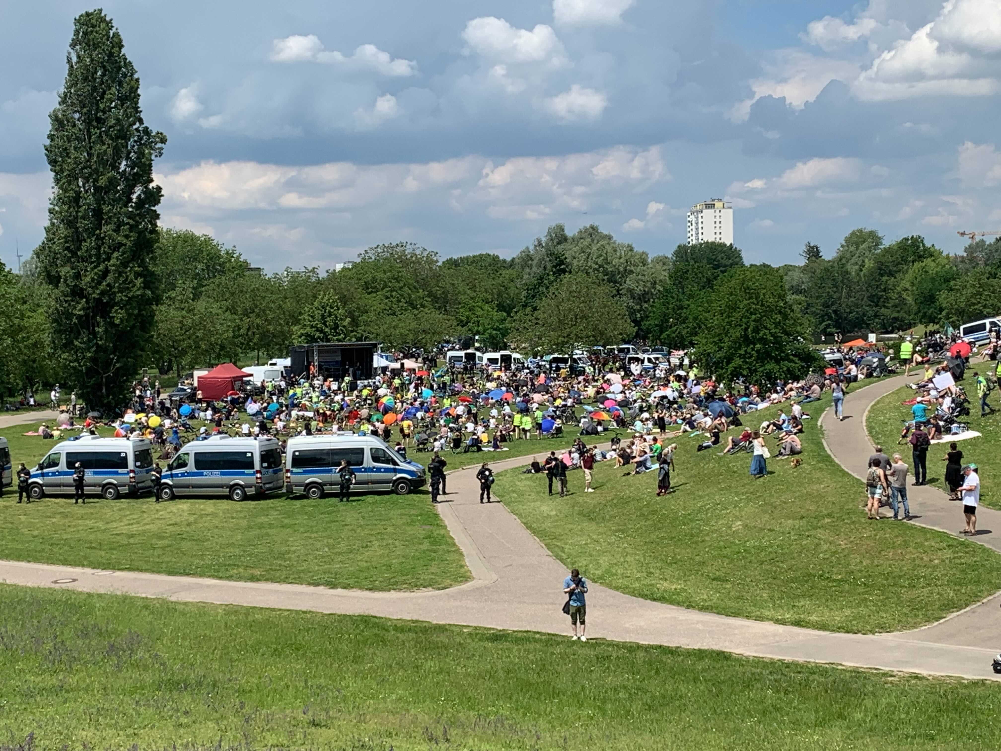 „Querdenker“ demonstrieren in Karlsruhe Radio Regenbogen