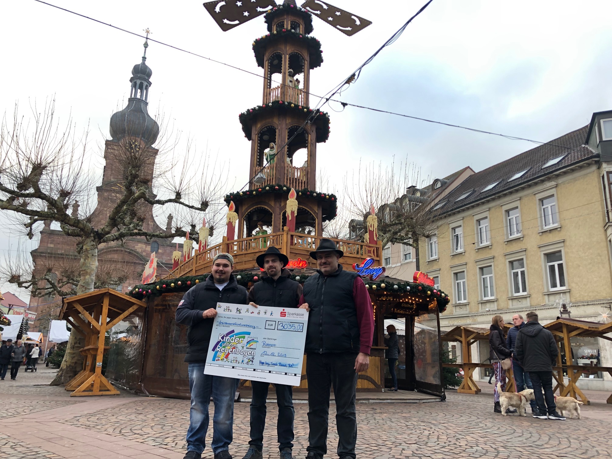 Gluehweinpyramide_Rastatt.jpg Gluehweinpyramide_Rastatt.jpg