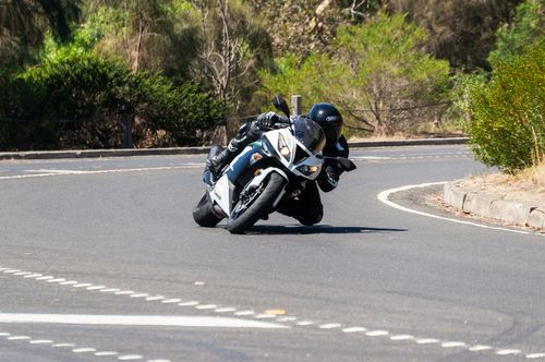 Motorradfahrer_Kurve_shutterstock_296371520.jpg Motorradfahrer_Kurve_shutterstock_296371520.jpg