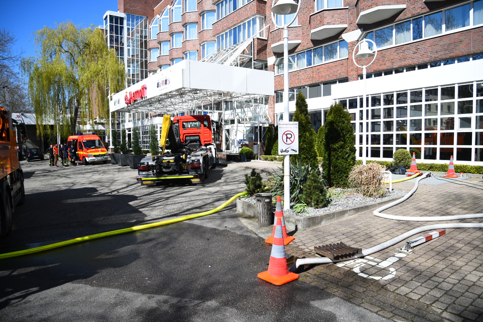 Heidelberg Feuerwehr pumpt Wasser aus Marriott Hotel