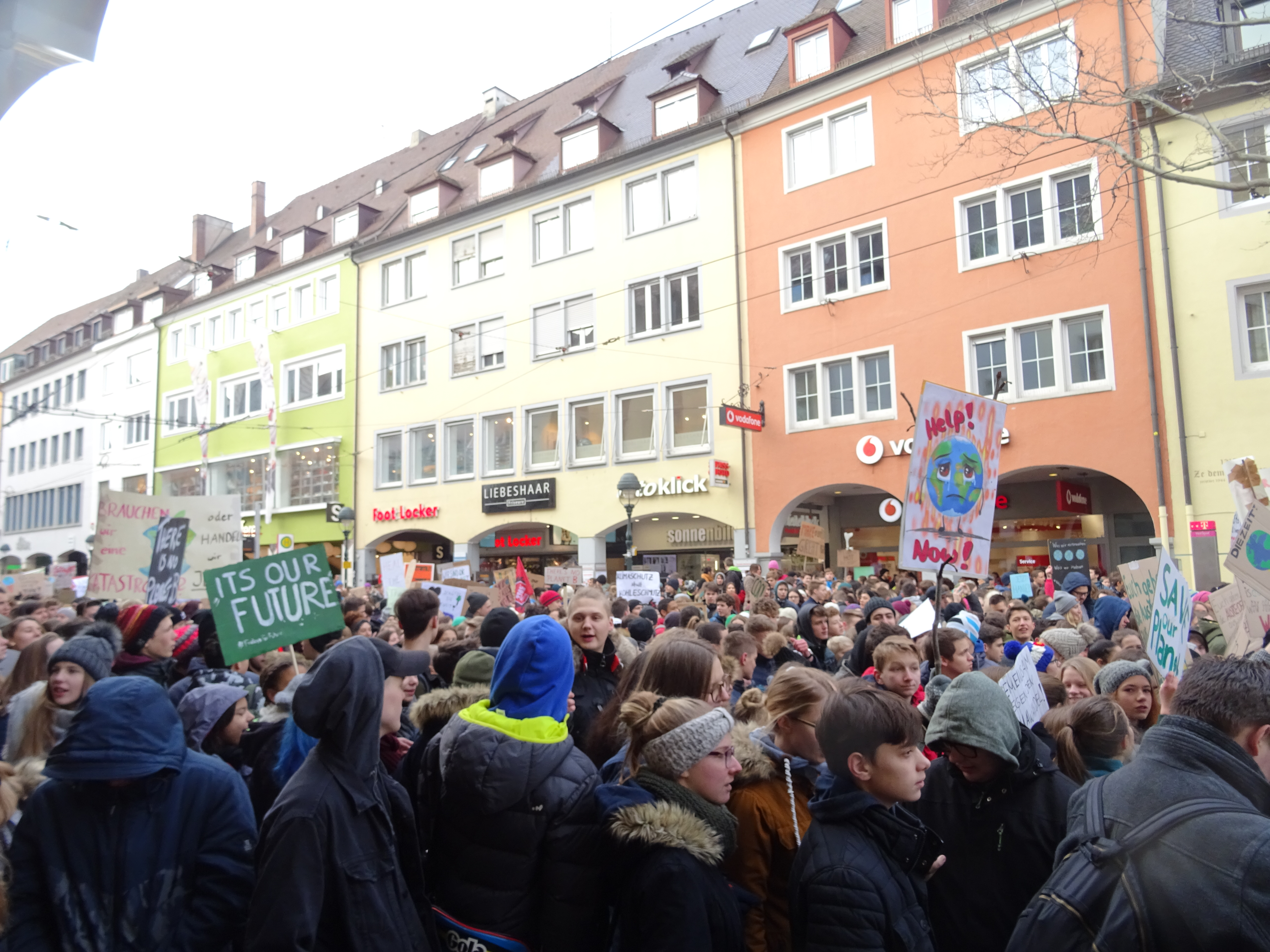 Tausende Schüler demonstrieren in Freiburg fürs Klima