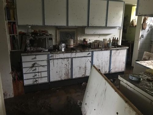 kueche_ueberschwemmung.jpg kueche_ueberschwemmung.jpg