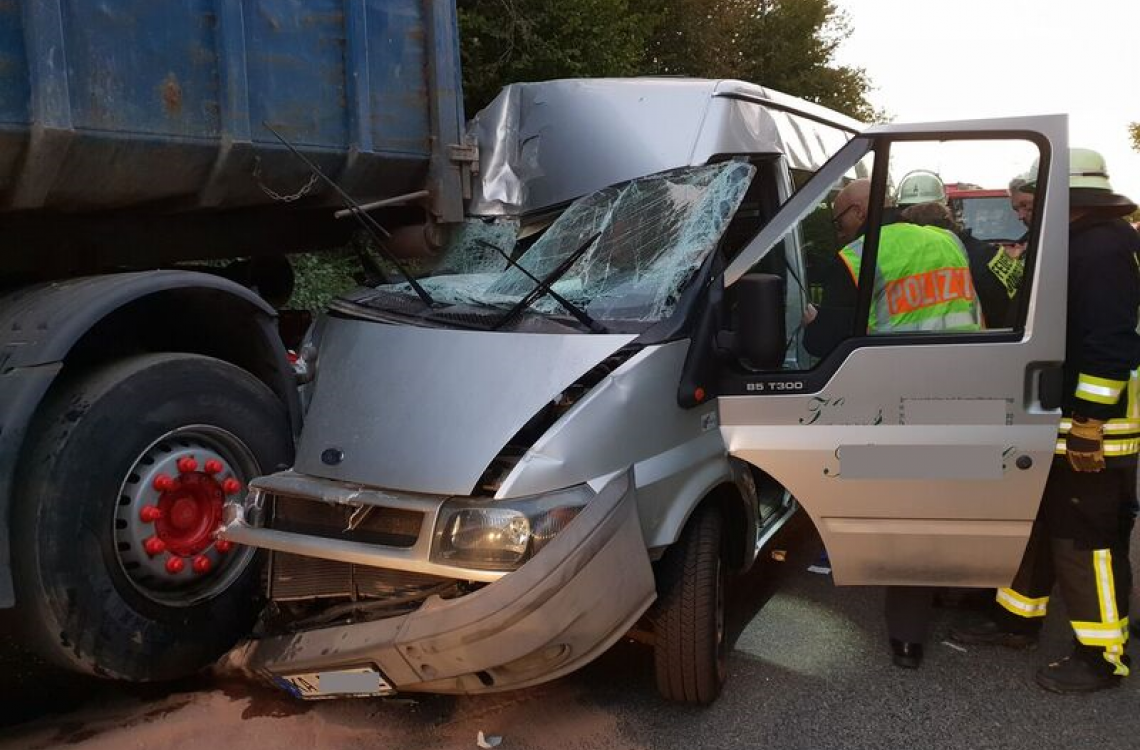 Horrorcrash In Gondelsheim Kleinbus Kracht Auf Lkw Radio