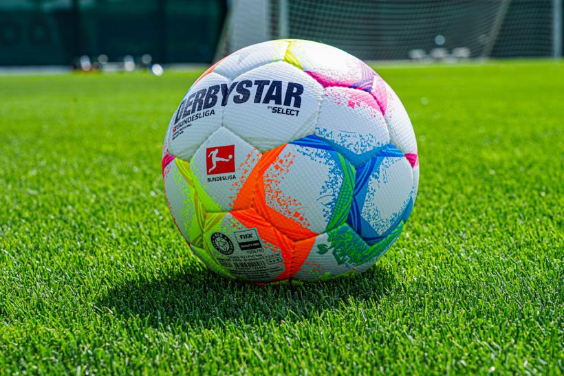 Der_neue_Bundesliga-Ball_-_Foto_Arne_Bicker.jpg Der_neue_Bundesliga-Ball_-_Foto_Arne_Bicker.jpg