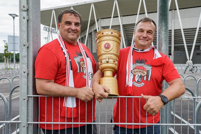 Wortloser_Auftrag_von_SC-Fans_bei_Trainingsauftakt_-_Foto_Arne_Bicker.jpg Wortloser_Auftrag_von_SC-Fans_bei_Trainingsauftakt_-_Foto_Arne_Bicker.jpg